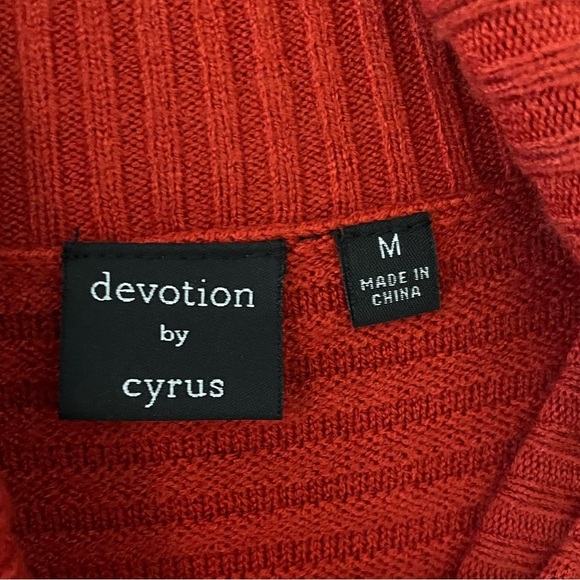 Devotion by Cyrus Sweater - Picture 4 of 7